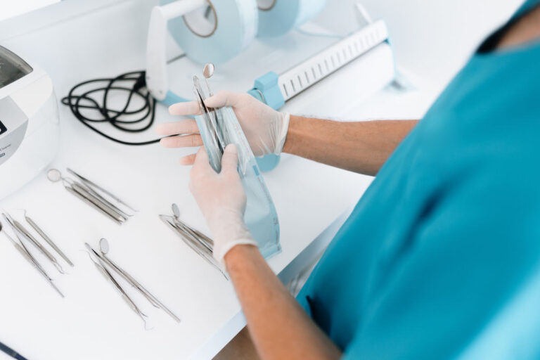 Dentista realizando control de infecciones