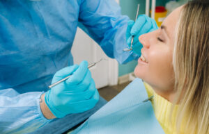 Dentista realizando empastes dentales