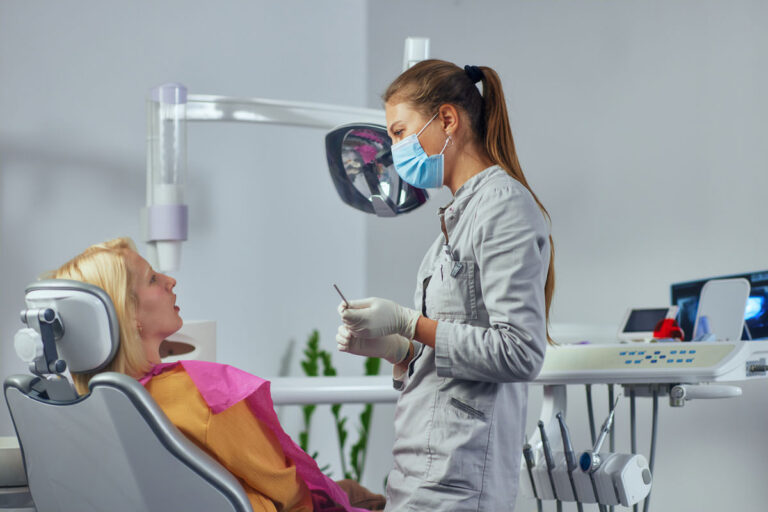Dentista eliminando el sarro a un paciente