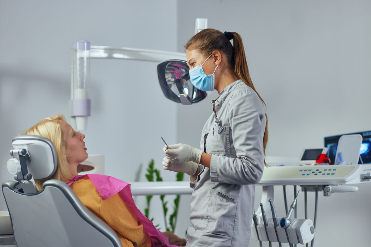 Dentista eliminando el sarro a un paciente