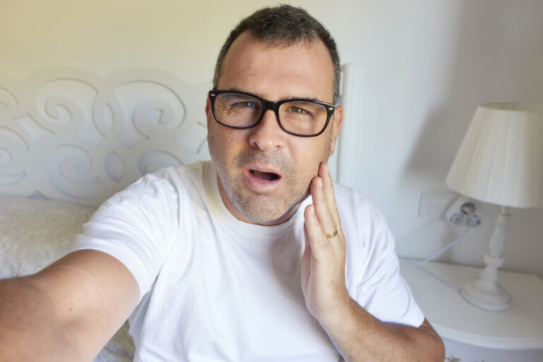 Un hombre con dolor de flemón
