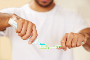 Hombre usando pasta de dientes